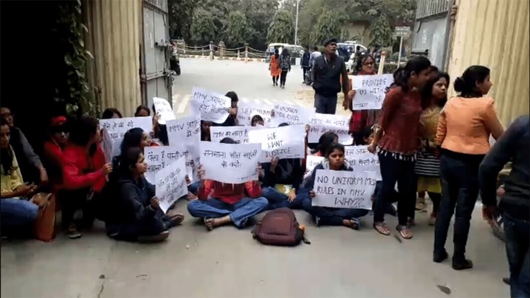 बीएचयू की छात्राओ ने फिर से शुरू किया आंदोलन, दी विश्वविद्यालय को चेतावनी
