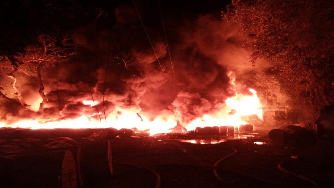वाराणसी के अलईपुर में लगी भीषण आग, रेलवे गोदाम जलकर खाक