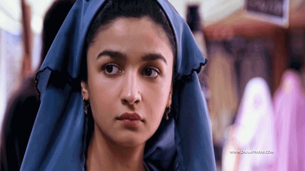 आनेवाली फिल्म राज़ी में पाकिस्तान की जासूसी करती दिखेंगी आलिया, फिल्म में कुछ ऐसा हैं लुक