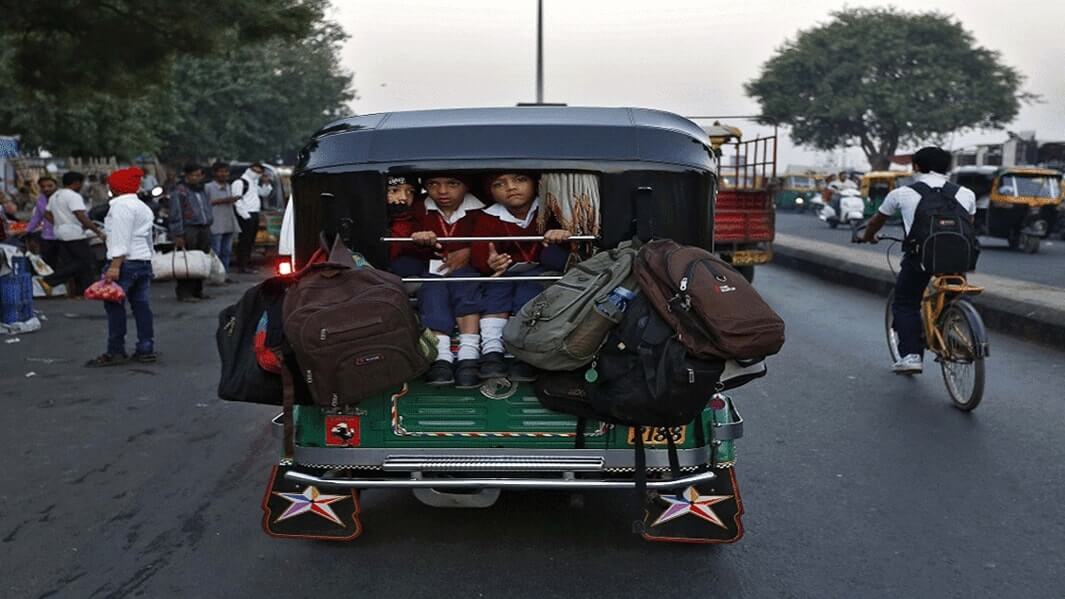 सोनभद्र में बच्चो से भरा स्कूली वाहन पलटा, एक बच्चे की हालत गंभीर