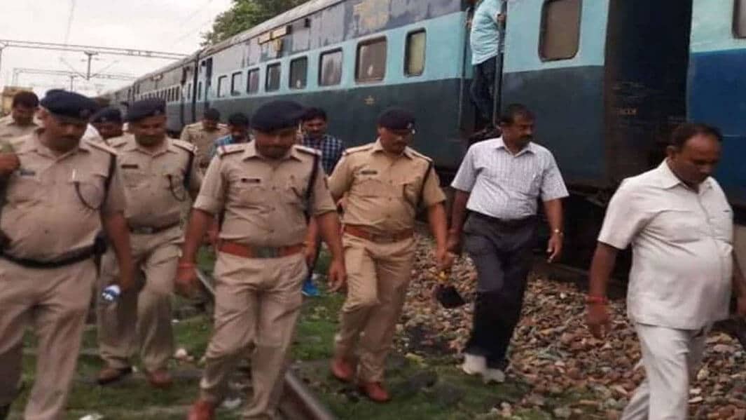 श्रमजीवी एक्सप्रेस में बम होने की मिली सूचना रोकी गई ट्रेन