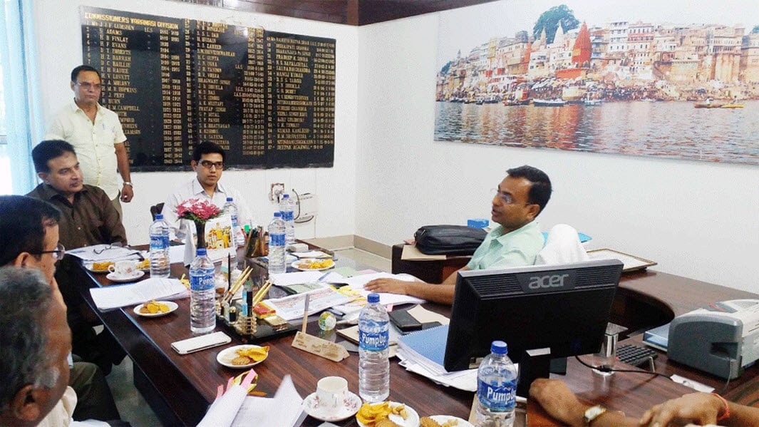 वाराणसी शहर में संचालित योजनाओं के प्रगति की समीक्षा भारत सरकार के संयुक्त सचिव ने किया