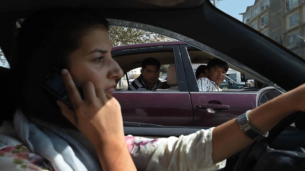 इस ख़ास रिपोर्ट में जानिए कैसे प्रधानमंत्री के सांसदीय क्षेत्र में महिलाओ द्वारा उड़ाई गयी यातायात नियमो की खिल्ली