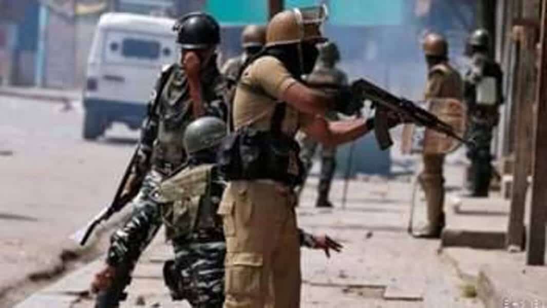 जम्मू कश्मीर पुलिस पिकेट पर हमला, लश्कर का आतंकी ढेर, एक पुलिसकर्मी घायल
