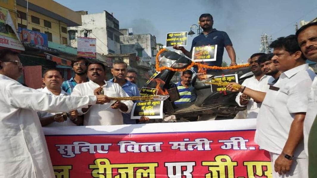 व्यापारियों ने उतारी बाईक की आरती वा पेट्रोल एवं डीज़ल को जीएसटी के दायरे में करने की रखी मांग