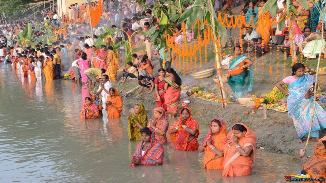 वाराणसी: छठ पर्व पर छठी मइया के गीत की गूंज घर से घाट तक