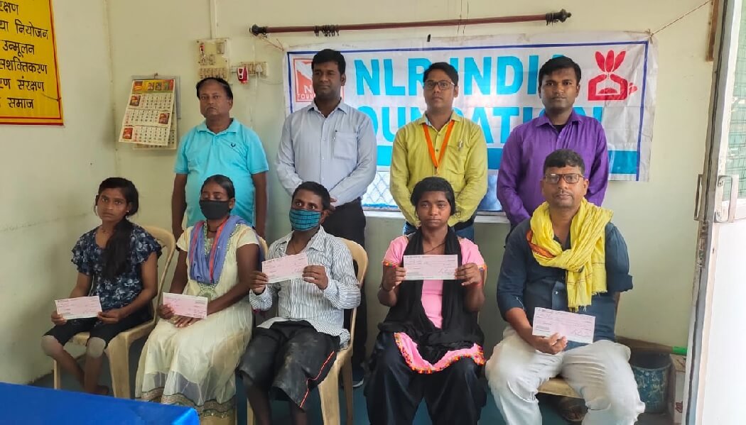 NLR india foundation के बाढ़ पीड़ित सदस्यों में वितरित की गयी सहायत राशि