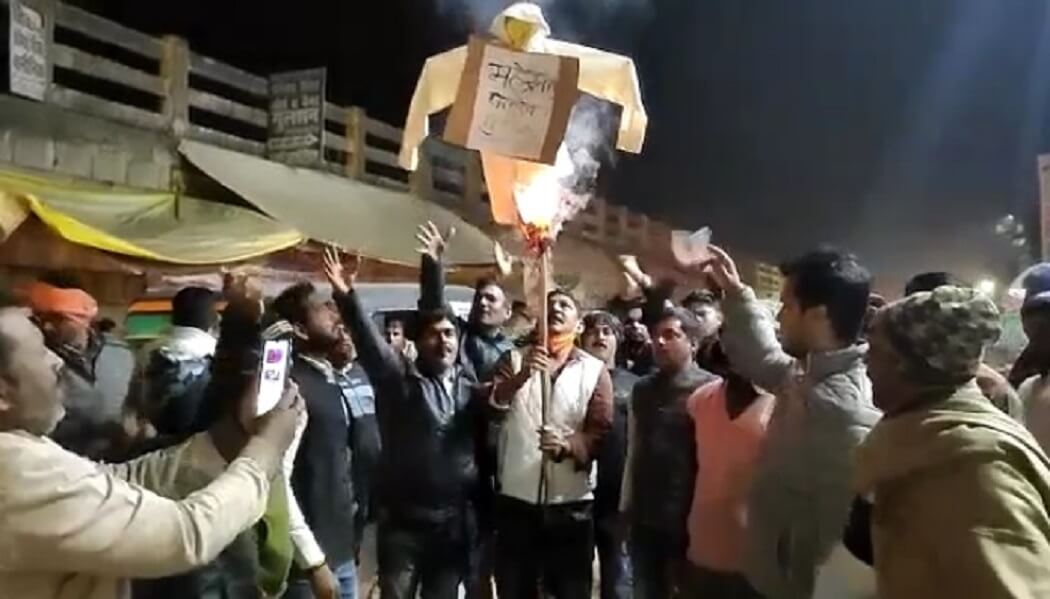 चंदौली में भाजपा कार्यकर्ताओं का दिखा आक्रोश, साधना सिंह के समर्थकों ने केंद्रीय मंत्री महेंद्र नाथ पांडेय का फूंका पुतला