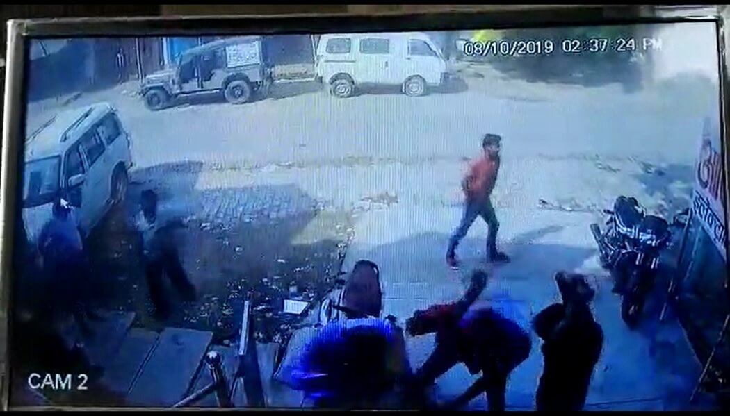 सीसीटीवी में कैद हुआ युवक की पिटाई का वीडियो