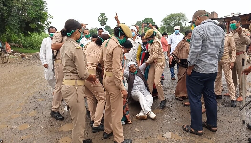 कांग्रेस के कार्यकर्ताओं ने सड़क की समस्या को लेकर जाम किया गोरखपुर-वाराणसी राजमार्ग