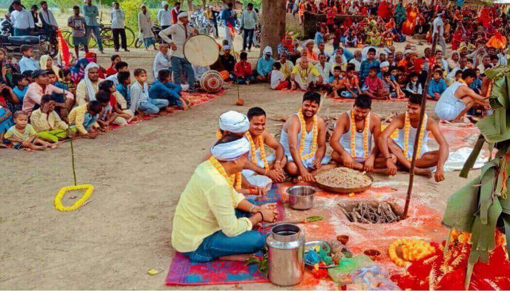 कड़ाहा पूजा में उड़ी कोरोना नियमों की धज्जियाँ, बिना मास्क के झुण्ड बनाये नज़र आये लोग  