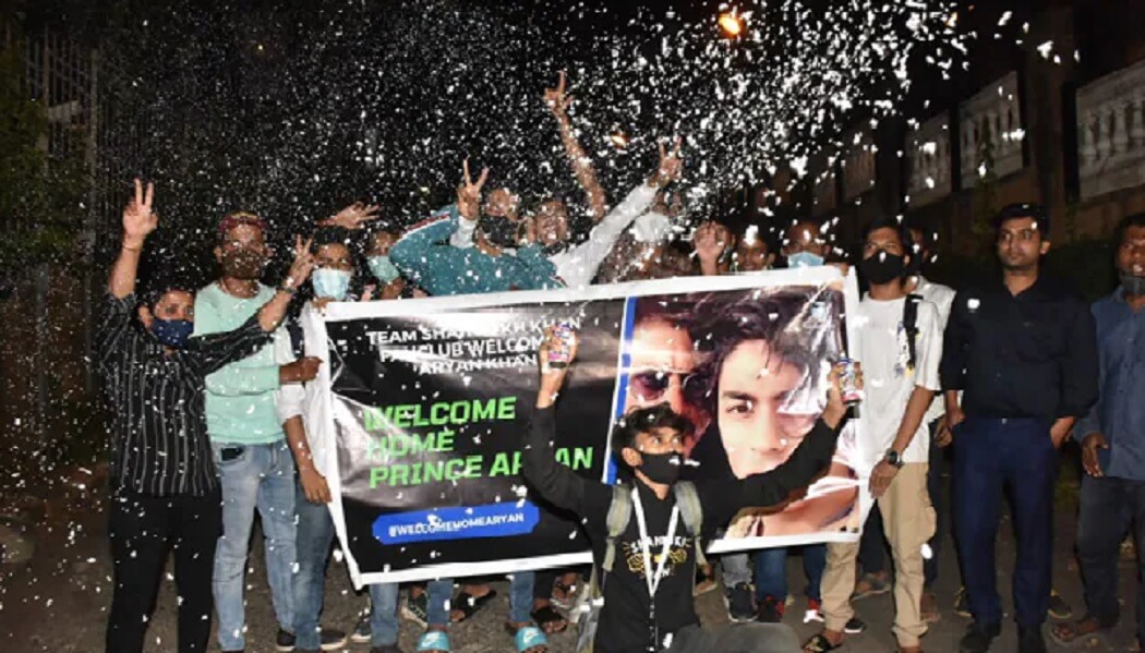 आर्यन खान को बेल मिलने से प्रशंसकों में उत्साह, पटाके फोड़ किया गया आर्यन का स्वागत  