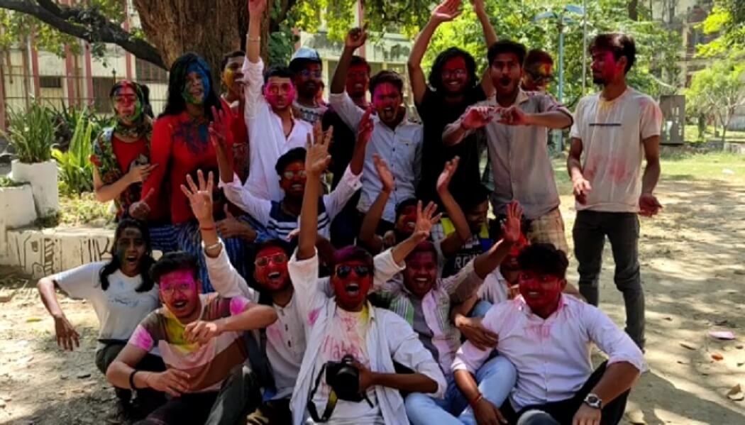 बीएचयू के छात्रों में दिखी होली की धूम, छात्रों ने रंग गुलाल के साथ मनाई होली