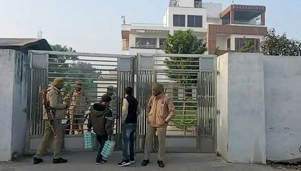 सपा नेता मनोज यादव के आवास पर आयकर विभाग का छापा, सुरक्षाबलों ने पुरे घर को घेर आवाजाही पर लगाई पाबन्दी
