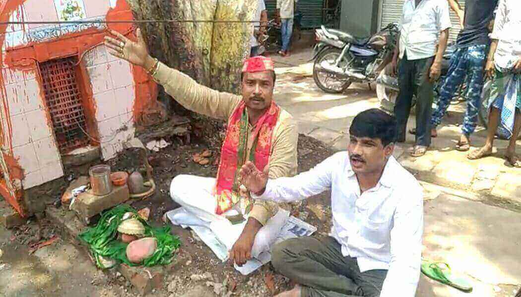 देर रात मंदिर को किया क्षतिग्रस्त, सपा नेता बैठे धरने पर 