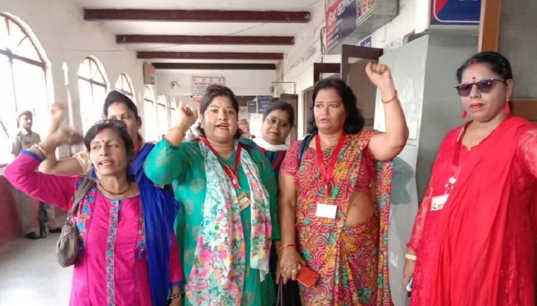 रेलवे में उच्चकागिरि के खिलाफ महिलाओं ने किया जीआरपी थाने का घेराव 