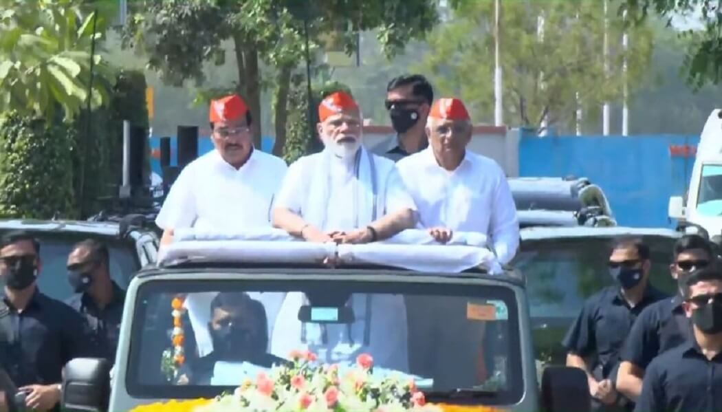 चुनाव में शानदार जीत के बाद प्रधानमंत्री का गुजरात में रोड शो, दो दिवसीय दौरे पर पहुंचे अपने गृह राज्य