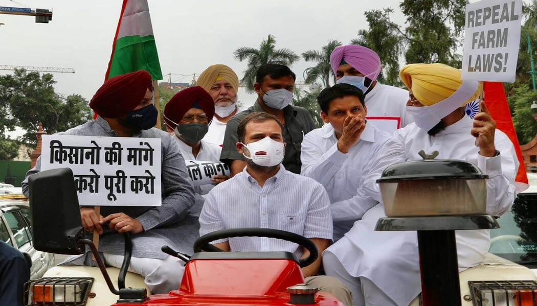 किसानों के साथ राहुल गांधी का हाथ, ट्रैक्टर चलाकर पहुंचे संसद भवन