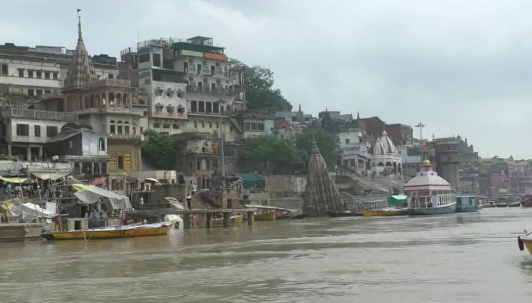 टूटने लगा है गंगा घाटों का संपर्क, डूबे कई मंदिर