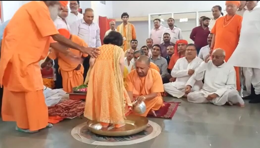 मुख्यमंत्री योगी आदित्यनाथ ने गोरखनाथ मंदिर में किया कन्या पूजन 