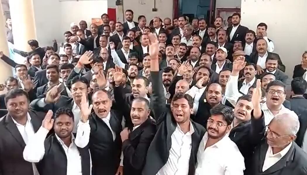 दिल्ली के तीस हजारी न्यायालय परिसर में अधिवक्ताओं के साथ हुए गोरिल्ला युद्ध के विरोध में वाराणसी के अधिवक्ताओं ने किया सांकेतिक धरना 