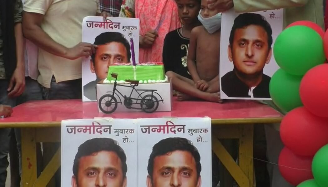 47 वर्ष के हुए पूर्व सीएम अखिलेश यादव, पूजा पाठ के साथ धूमधाम से मनाया जन्मदिन 