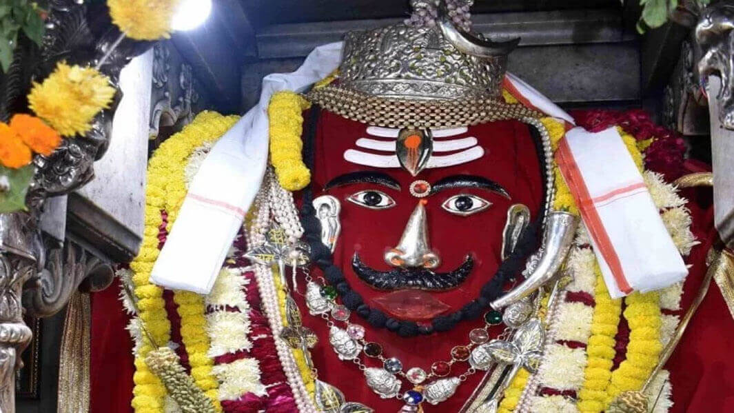 काशी के Baba Kaal Bhairav का पहली बार लाल कपड़े पर बाल स्वरूप राजर्षि शृंगार