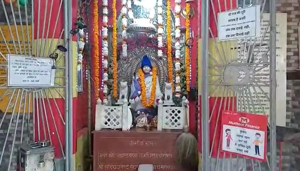 काशी में भगवान को लगी ठंड, भक्तों ने पहनायें गर्म कपड़े 