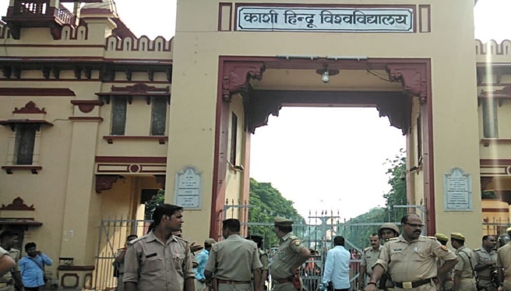 बीएचयू के छात्रों ने बंद किया सिंह द्वार, कर रहे है प्रदर्शन 