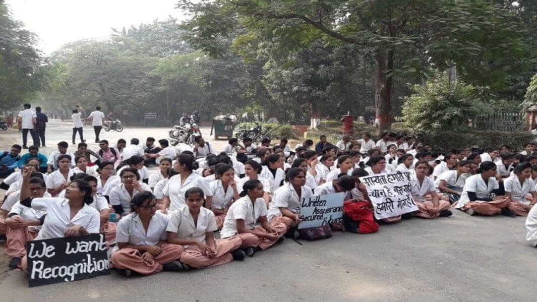 BHU Nurshing College की मान्यता को लेकर छात्र-छात्राओं का प्रदर्शन