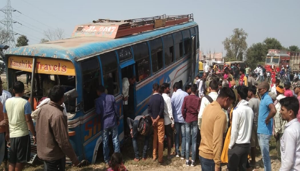 गाजीपुर से बनारस आ रही बस खाई में गिरी, कई यात्री घायल 