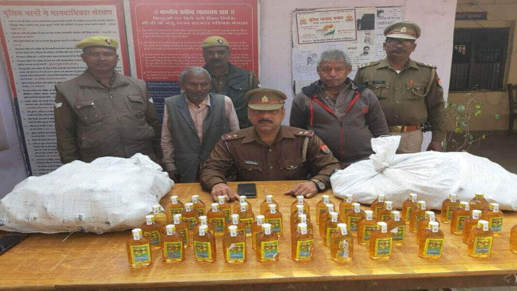 Varanasi में चिरईगांव रोड से भारी मात्रा में अवैध देसी शराब बरामद, दो गिरफ्तार