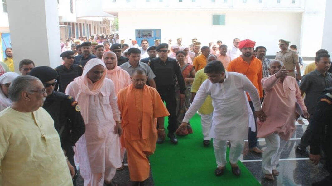 CM Yogi पहुंचे गढ़वाघाट आश्रम, स्‍वामी शरणानंद से की मुलाकात