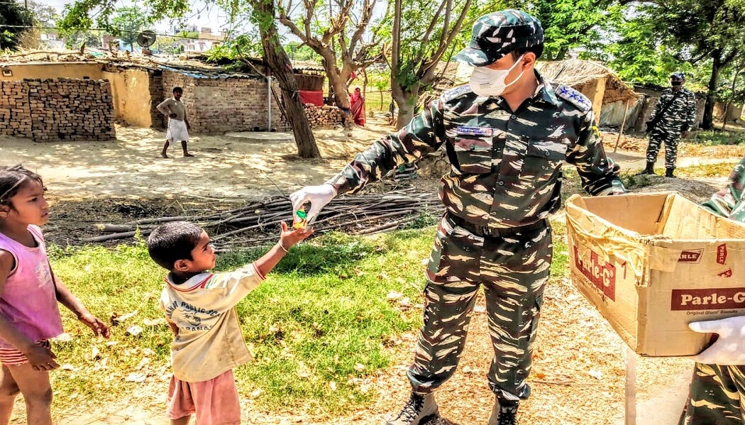 लोगों की सहायता के लिए सीआरपीएफ के जवान भी आये आगे