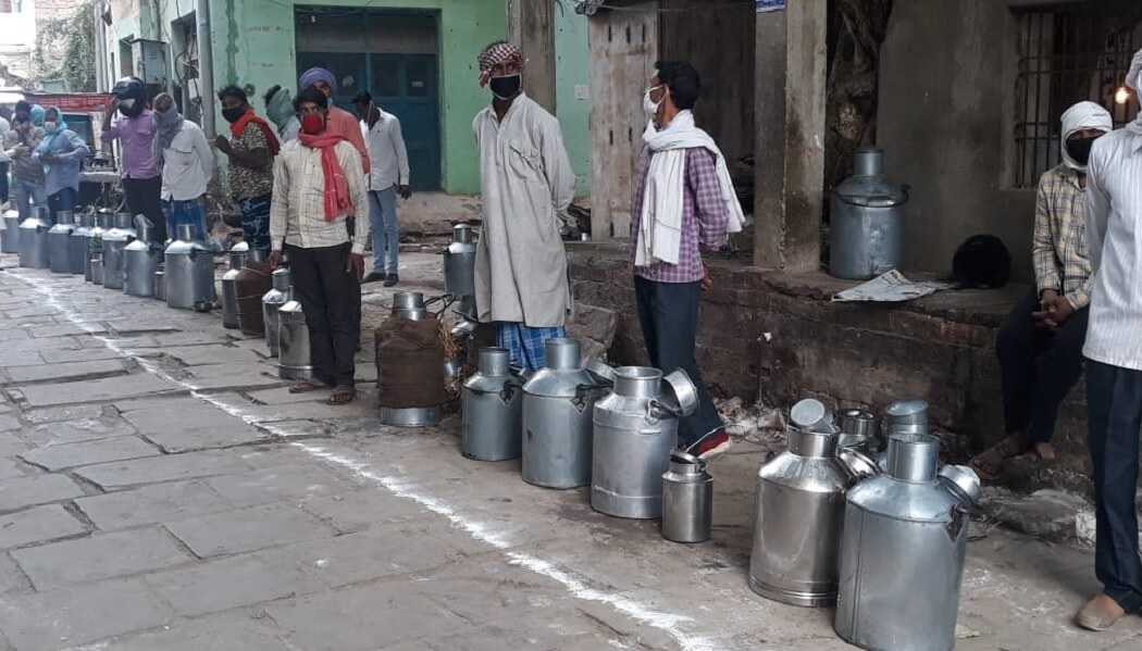 लॉक्ड डाउन बना दुध विक्रेताओं की मुसीबत की वजह 