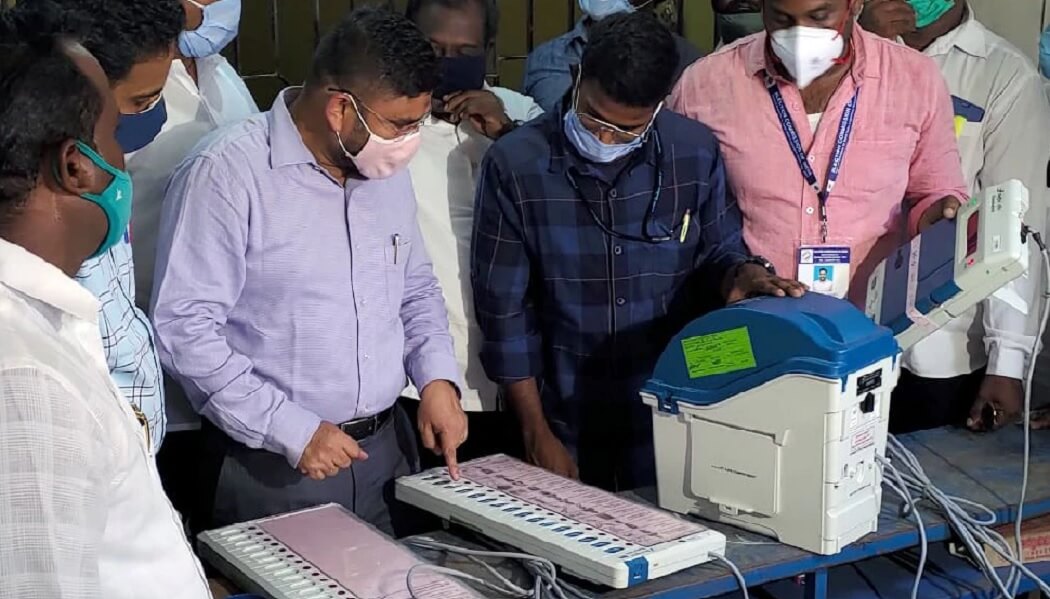 पश्चिम बंगाल में TMC नेता के घर के बाहर मिली EVM, सेक्टर ऑफिसर सस्पेंड