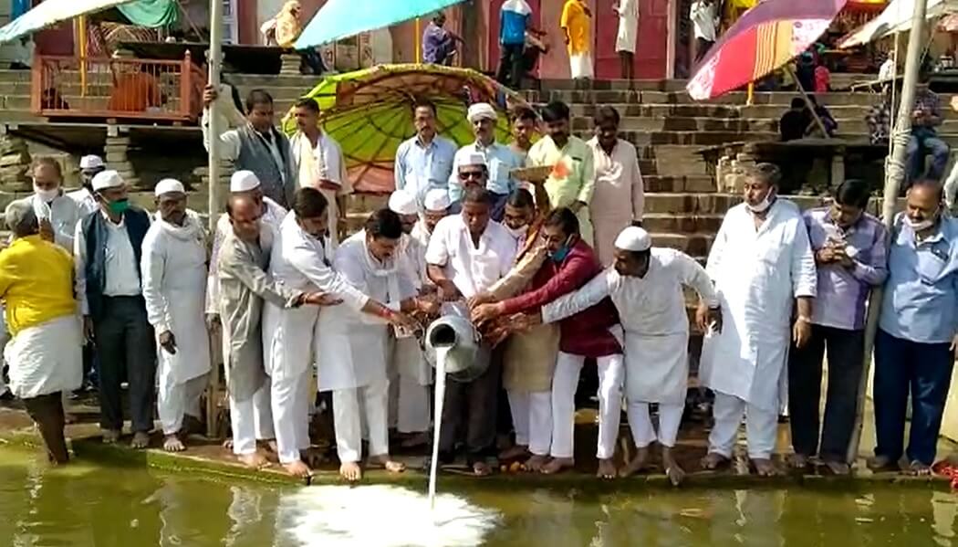 महानगर कांग्रेस पिछड़ा वर्ग की ओर से मां गंगा का किया गया दुग्धाभिषेक 