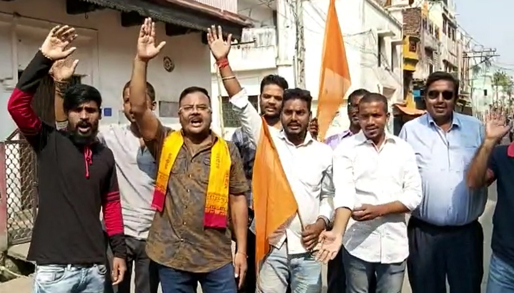 हिंदू युवा वाहिनी द्वारा राम मंदिर पर सुप्रीम कोर्ट के फैसले को सुरक्षित रखने के लिये निकाला गया पदयात्रा