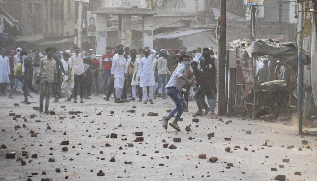दंगाइयों ने कानपुर में बिगाड़ा माहौल, पत्थरबाजी और बमबाजी से रणक्षेत्र में बदली कानपुर की सड़कें