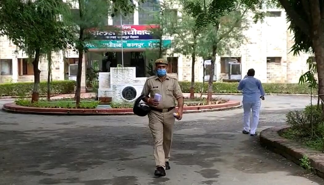 खाकी के चौखट पर खाकी मांग रही न्याय, पुलिसकर्मी दबंगो से अपनी ज़मीन बचाने के लिए अधिकारियों से कर रहा फरियाद 