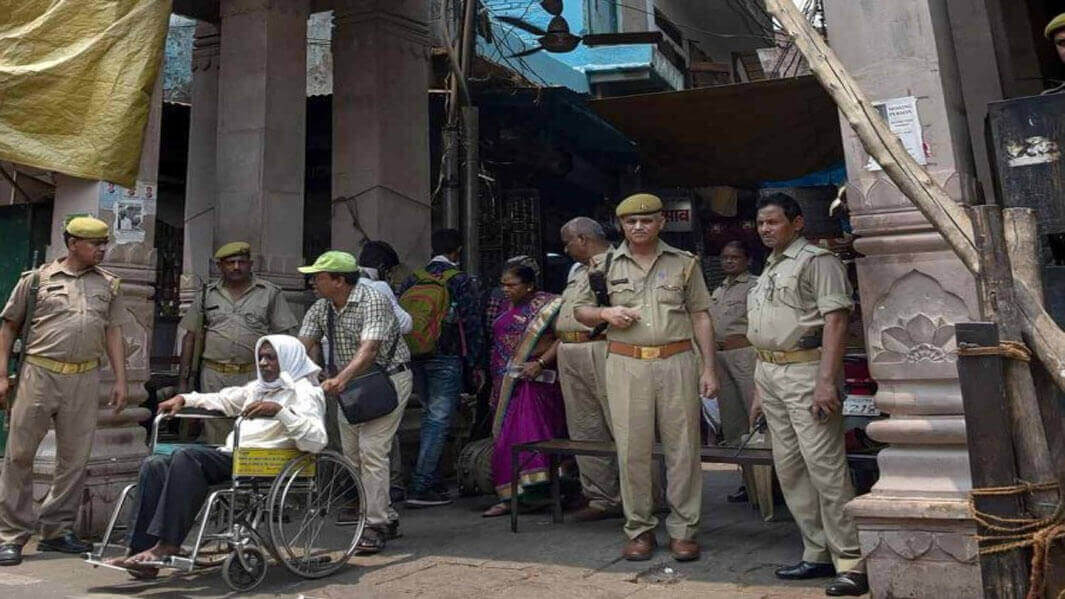 श्रद्धालुओं से कैसे आएं पेश, सीख रहे Kashi Vihswanath zone में तैनात पुलिसकर्मी