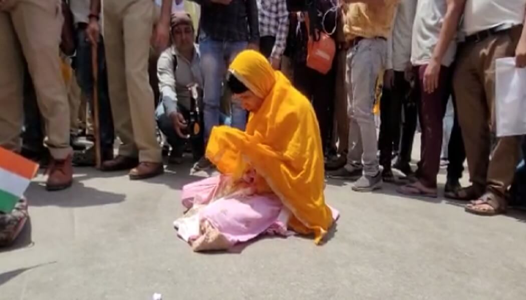 ज्ञानवापी मस्जिद के बाहर महिला ने पढ़ी नमाज, पुलिस ने लिया हिरासत में 