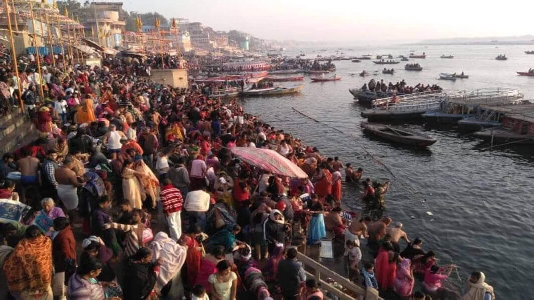 Makar Sankranti पर शिव की नगरी में निखरी स्नान पर्व की रंगत, मंदिरों में गूंजे जयकारे