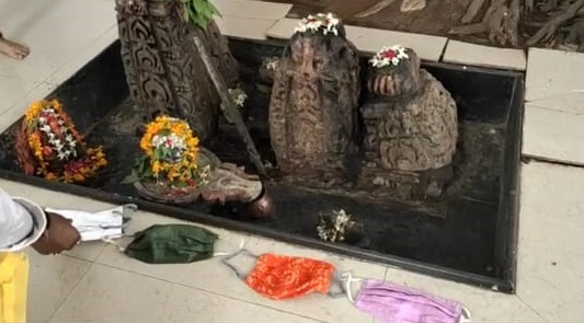 अब मंदिरों में भी भोग के रूप में चढ़ने लगा है मास्क