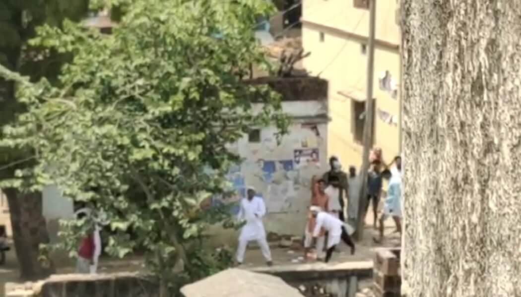 चुनावी रंजिश को लेकर ईद के दिन दर्जनो लोगों ने किया पथराव, पथराव का वीडियो हुआ वायरल