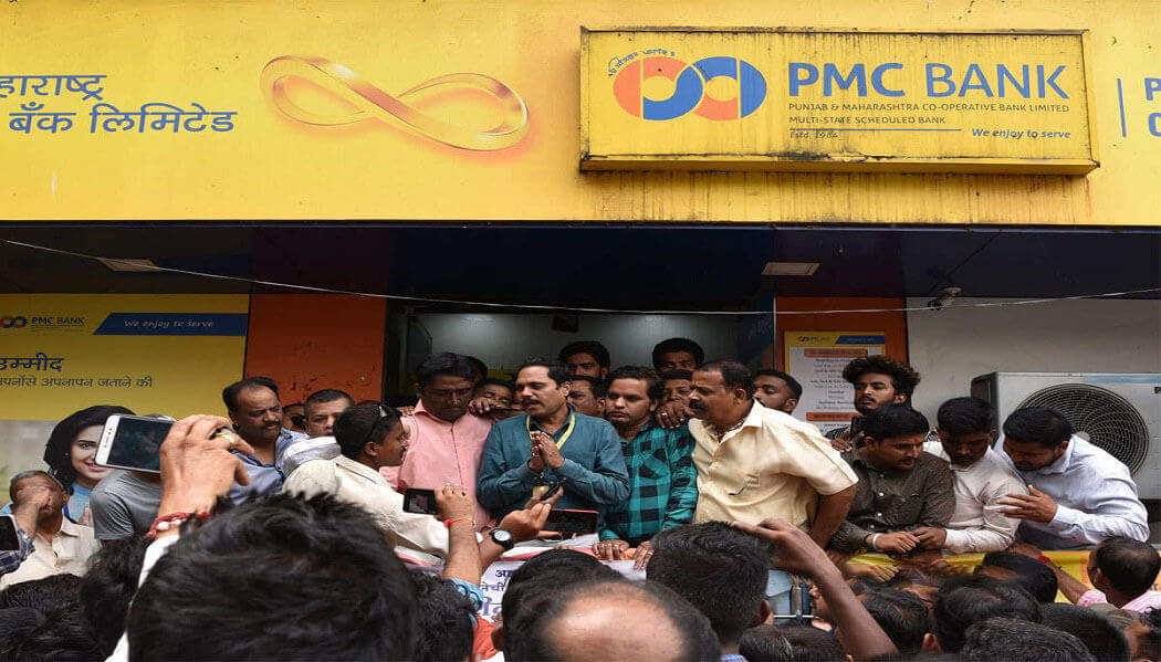 RBI के बैन से PMC Bank की सेवाएं ठप, खाता धारक कर रहे है हंगामा