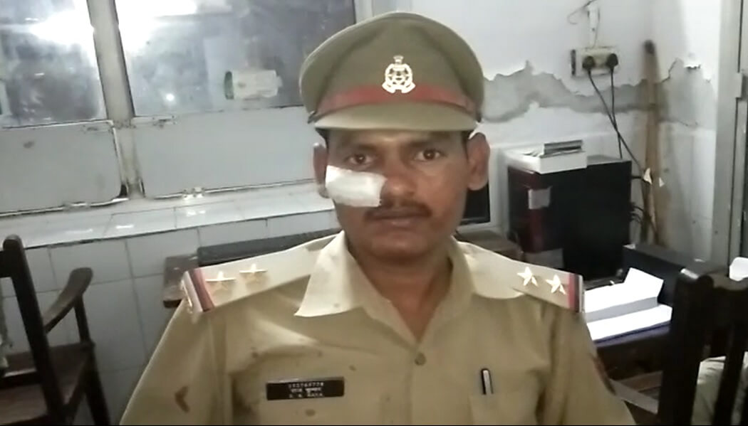 सोशल डिस्टेंसिंग की अपील करने पर पुलिस पर हुआ पथराव