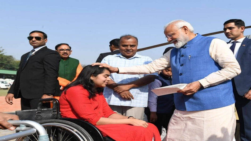 Pulwama Attack में शहीदों के लिए काशी की दिव्यांग बेटी ने दिया PM को 21 हज़ार का चेक