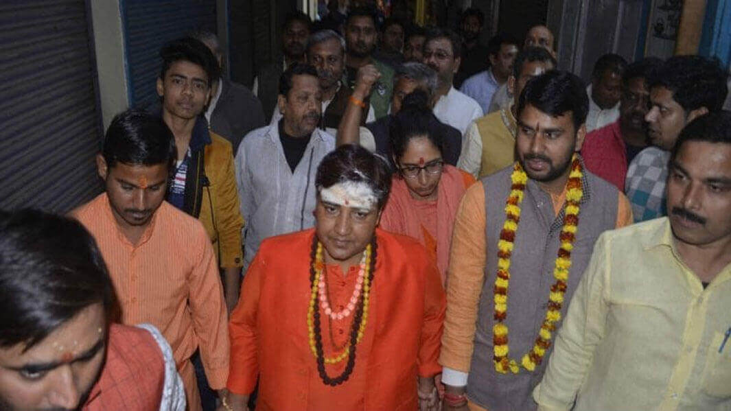 Sadhvi Pragya Thakur काशी विश्‍वनाथ दरबार में मत्‍था टेकने पहुंचीं