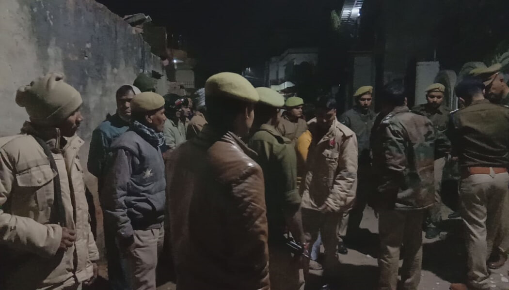 घर में चल रहे सेक्स रैकेट पर पुलिस का छापा, भागने के लिए युवती ने लगायी छत से छलांग 